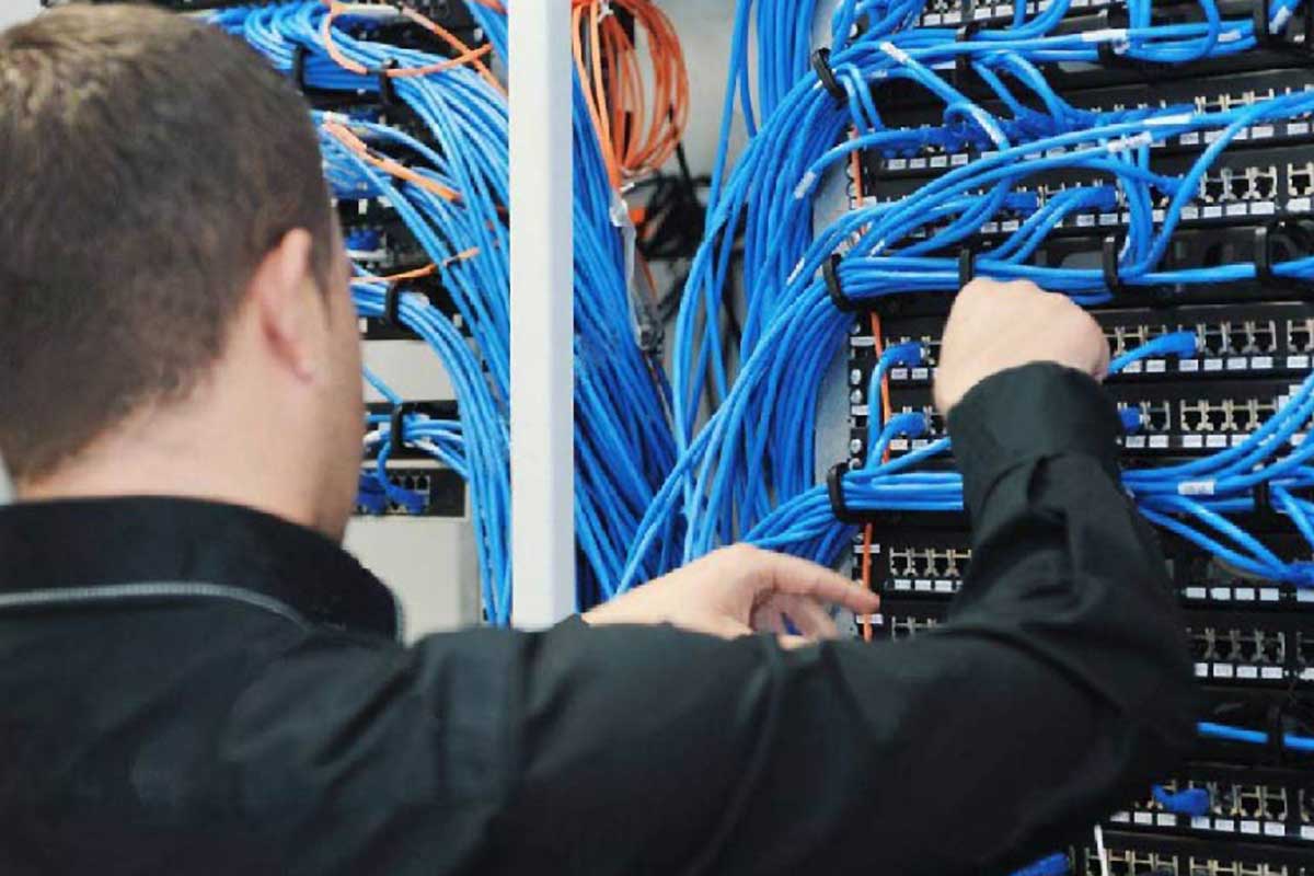 Técnico configurando red